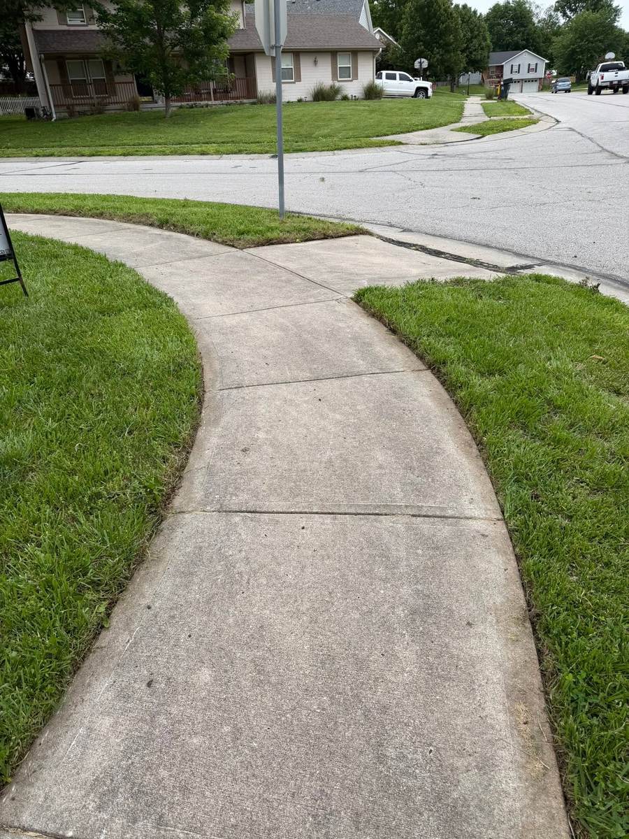 Clean sidewalk edging